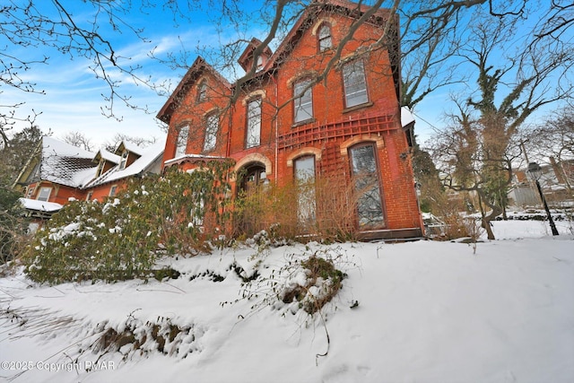 view of front facade with brick siding