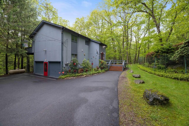 151 Forest Dr, Canadensis, PA 18325 - view of front facade featuring a front lawn and driveway