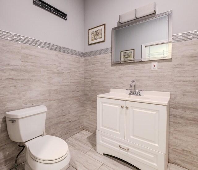 5104 Lake Dr, East Stroudsburg, PA 18301 - bathroom featuring tile walls and vanity