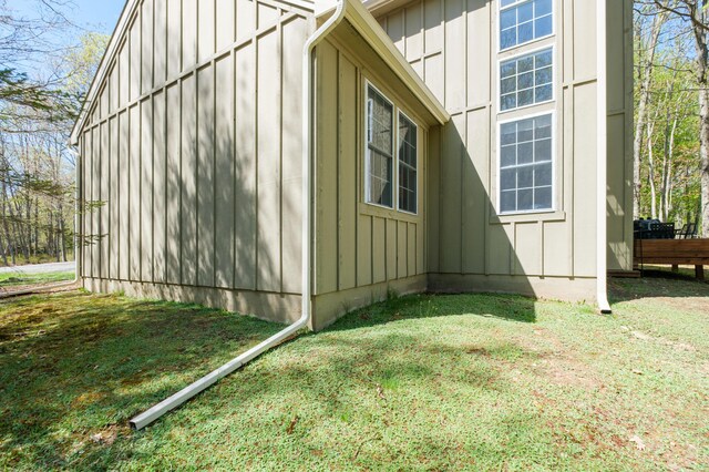 355 Windy Bush Rd, Pocono Pines, PA 18350 - view of side of home featuring board and batten siding