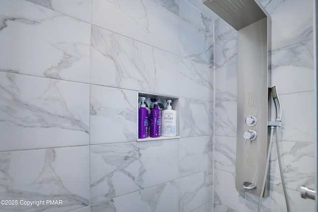 full bathroom featuring tiled shower