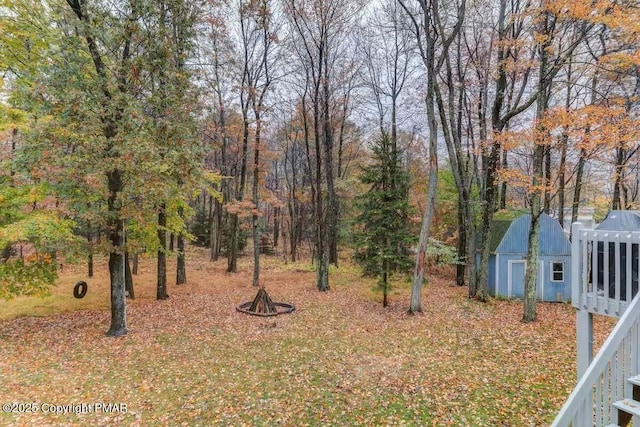 view of yard featuring an outbuilding