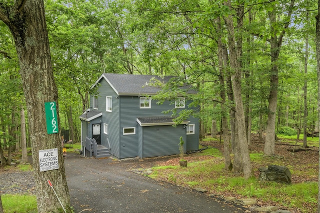 2162 Glasgow Dr, Bushkill, PA 18324 - view of front of home featuring roof with shingles
