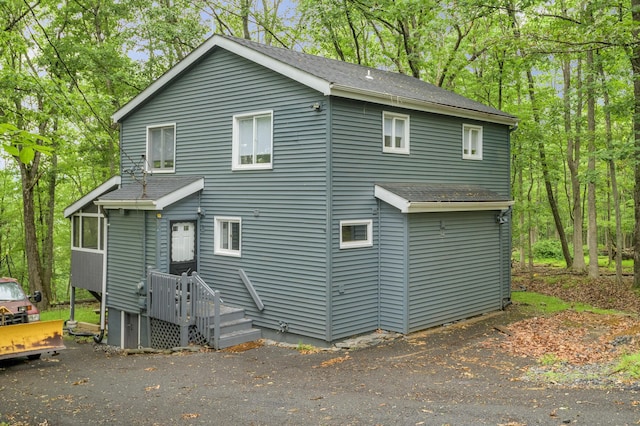 2162 Glasgow Dr, Bushkill, PA 18324 - rear view of property featuring a shingled roof