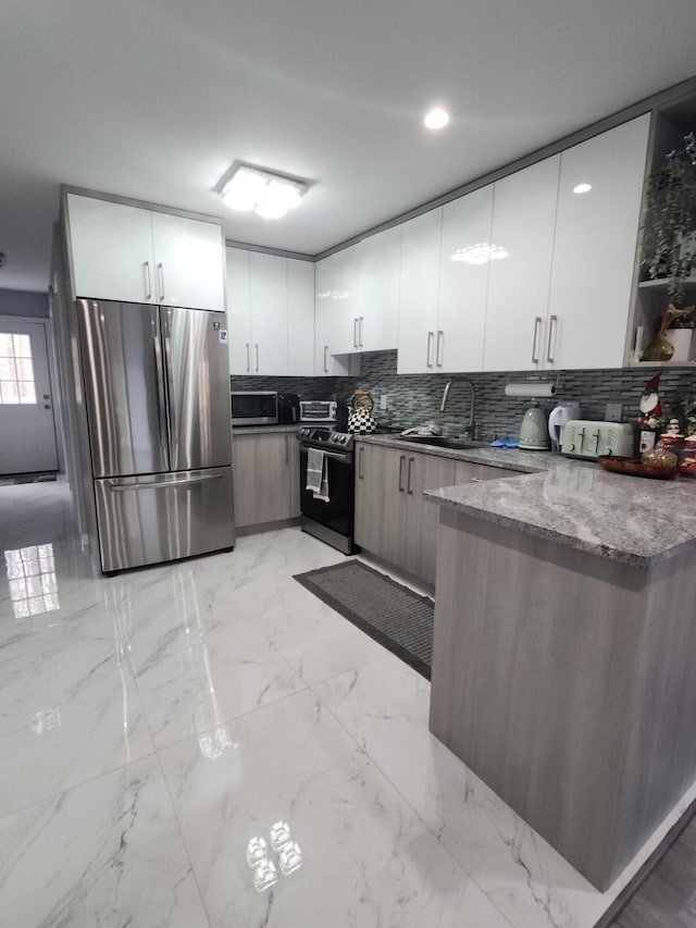 419 Quaker Ct, Pocono Lake, PA 18347 - kitchen featuring freestanding refrigerator, electric range oven, a sink, a peninsula, and tasteful backsplash