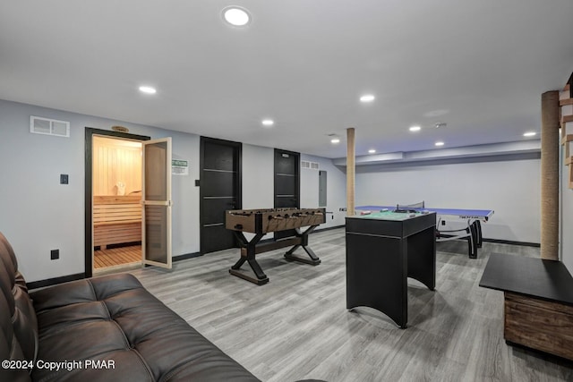 playroom with baseboards, light wood-style flooring, visible vents, and recessed lighting