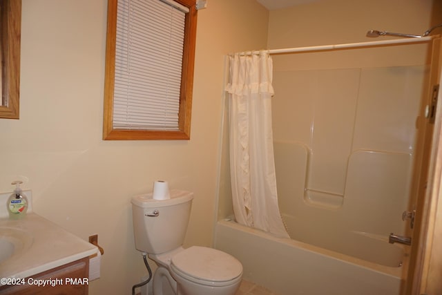 full bathroom featuring toilet, shower / bath combo with shower curtain, and vanity