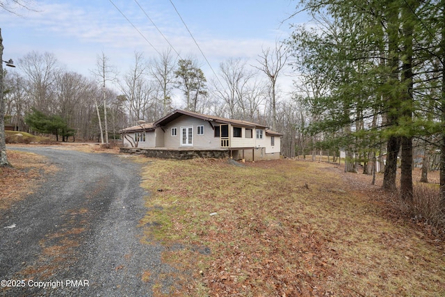 view of front of property with gravel driveway