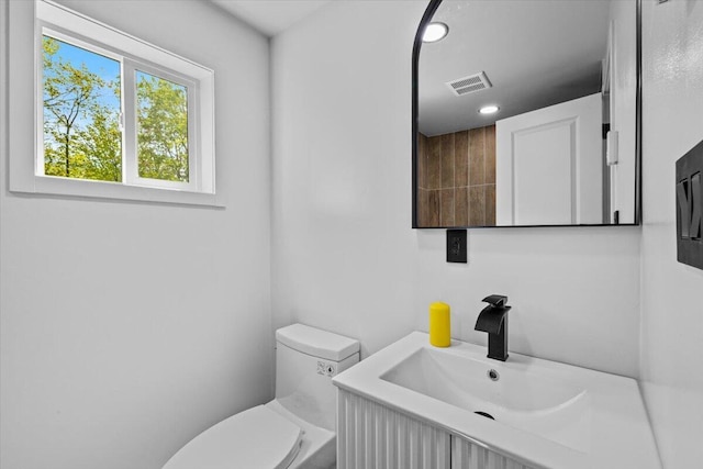 483 Alter Ave, Pocono Summit, PA 18346 - half bath featuring toilet, vanity, and recessed lighting