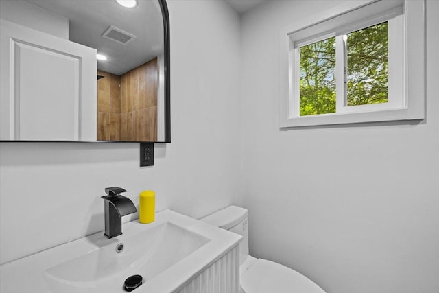 483 Alter Ave, Pocono Summit, PA 18346 - bathroom with toilet, vanity, and recessed lighting