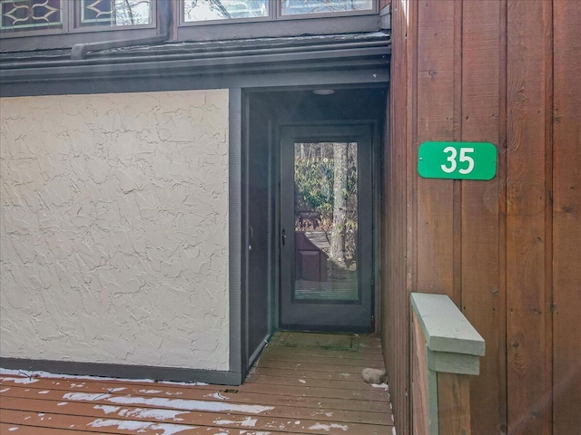 view of exterior entry featuring stucco siding