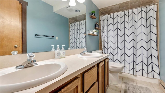 full bath featuring a sink, a shower with curtain, toilet, and double vanity