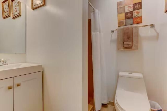 full bath featuring a shower with curtain, vanity, and toilet