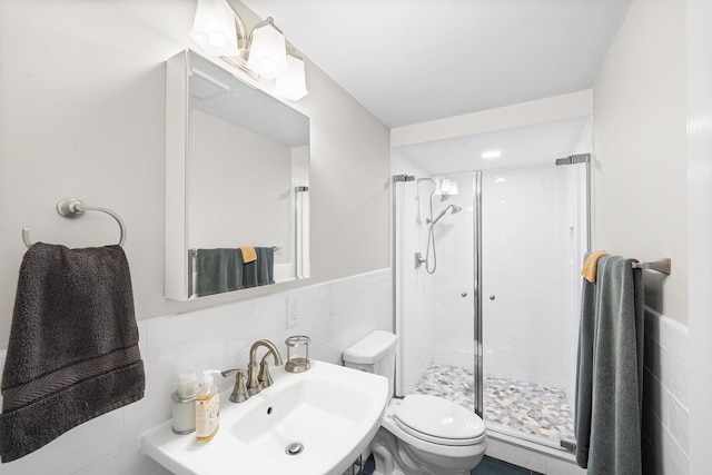 104 Jimmy Pond Ct, Pocono Pines, PA 18350 - bathroom featuring a shower stall, toilet, a sink, and tile walls