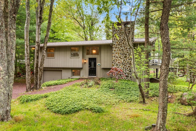 104 Jimmy Pond Ct, Pocono Pines, PA 18350 - raised ranch featuring an attached garage