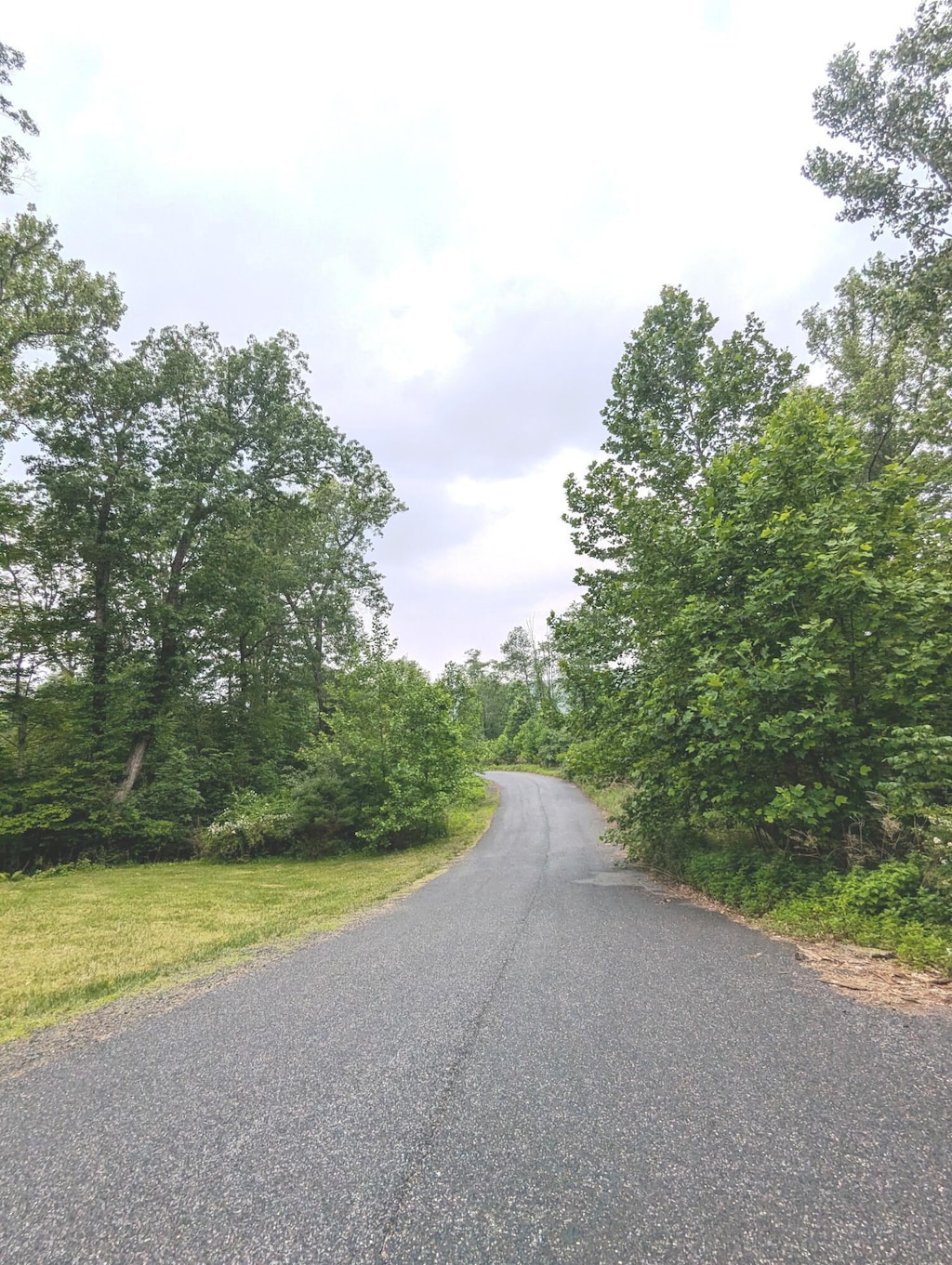 211 Ravens Nest Rd, Stroudsburg, PA 18360