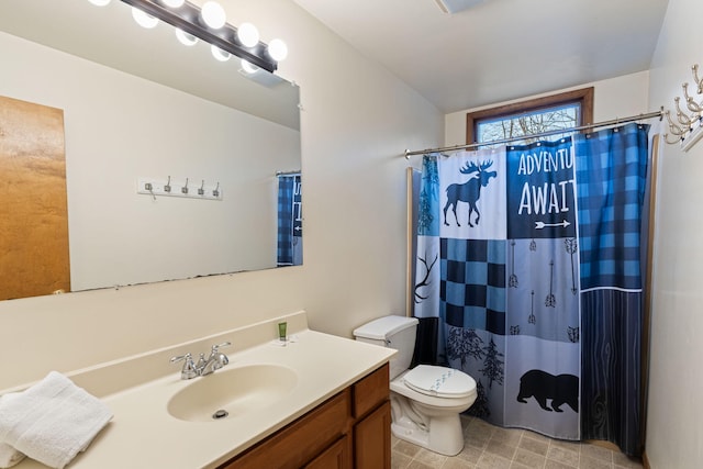 full bathroom with a shower with shower curtain, vanity, and toilet