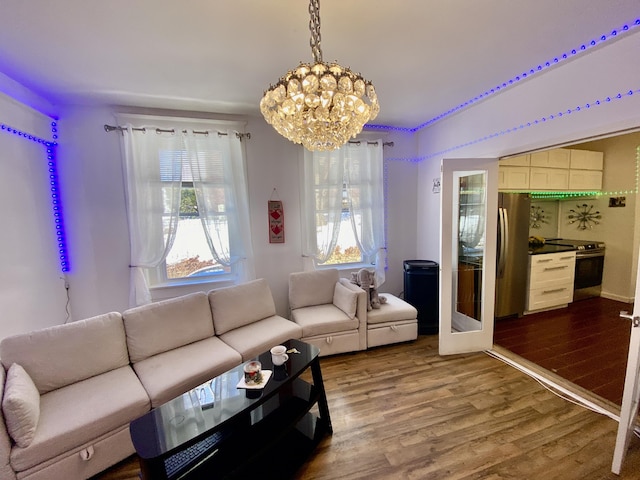 living room with dark wood-type flooring and an inviting chandelier