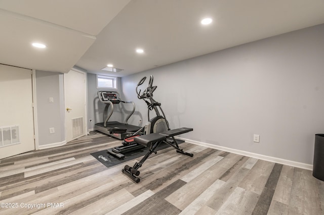 exercise area with light hardwood / wood-style flooring