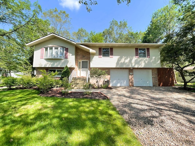 25 Cobblewood Dr, Mount Pocono, PA 18344 - bi-level home featuring brick siding, a garage, gravel driveway, and a front yard