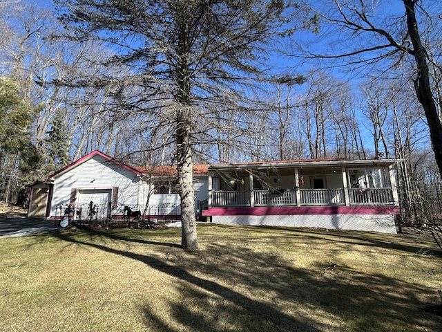 view of front of property featuring a porch and a front lawn