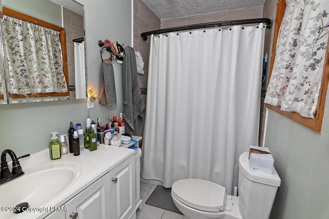 full bathroom featuring a shower with shower curtain, toilet, and vanity