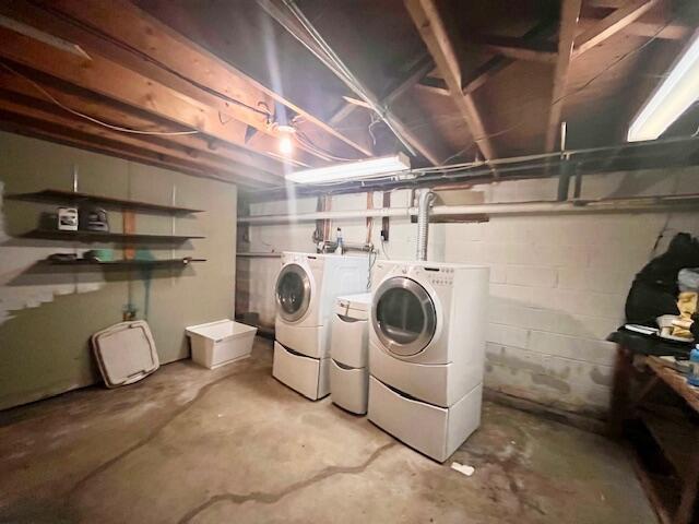 2121 Sassafras Ln, Kunkletown, PA 18058 - washroom with laundry area and washing machine and dryer