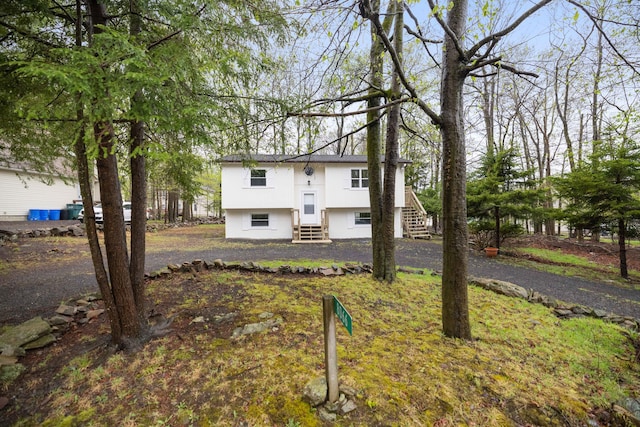 8066 Red Squirrel Dr, Tobyhanna, PA 18466 - split foyer home featuring entry steps