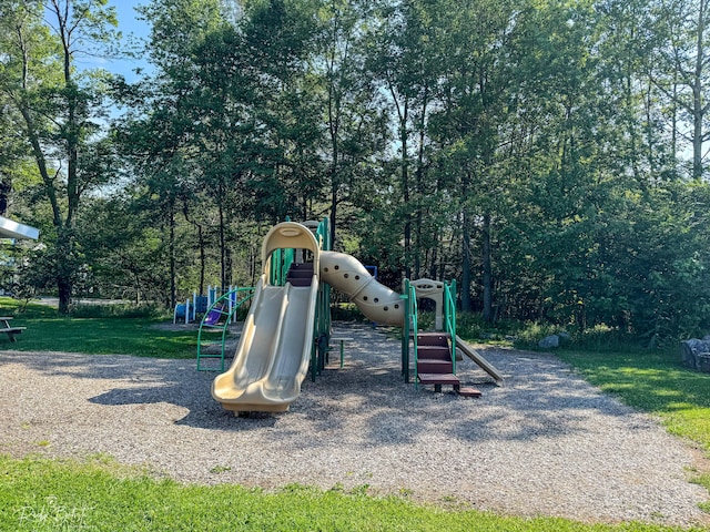 8066 Red Squirrel Dr, Tobyhanna, PA 18466 - view of communal playground