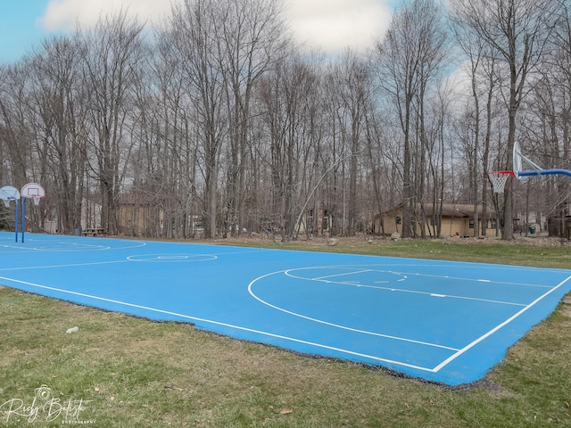 8066 Red Squirrel Dr, Tobyhanna, PA 18466 - view of basketball court with a lawn and community basketball court