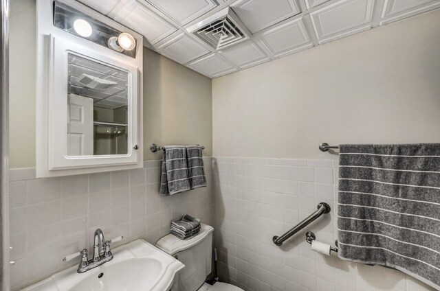 14 Ace Ln, East Stroudsburg, PA 18301 - bathroom featuring toilet, a sink, and tile walls
