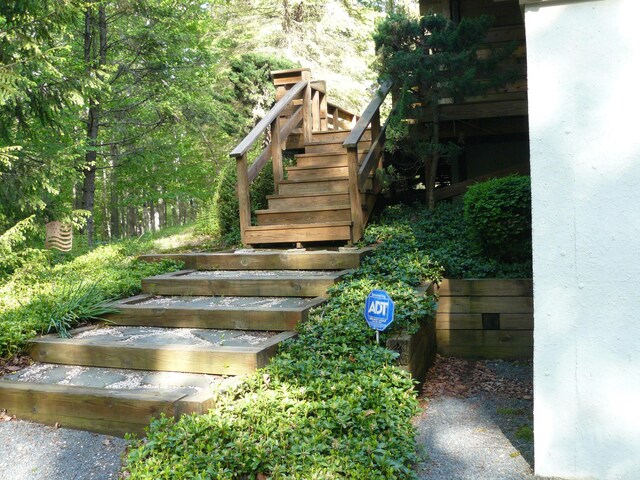 1006 Mill Creek Rd, Newfoundland, PA 18445 - view of staircase