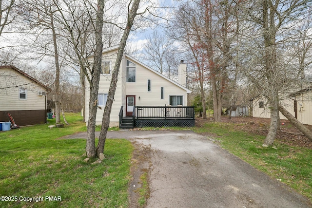 view of front of house featuring a wooden deck and a front lawn