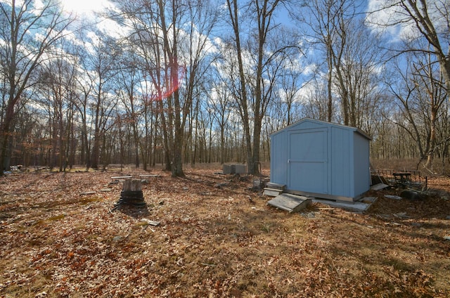 view of yard featuring an outbuilding and a shed