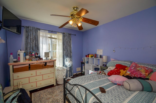 bedroom with ceiling fan