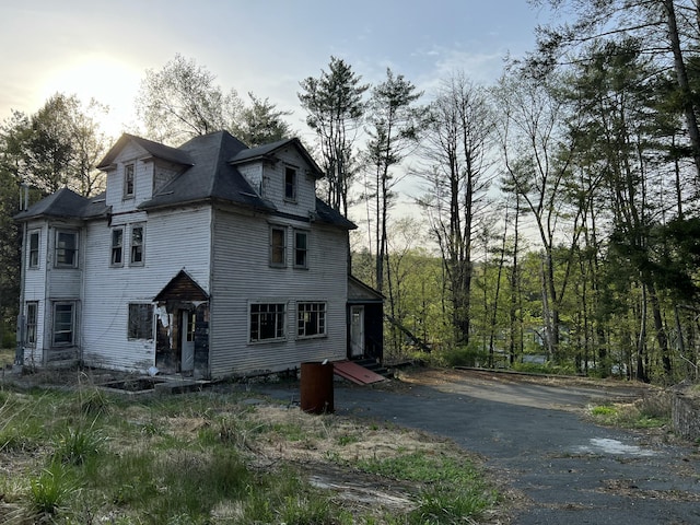 2320 Paradise Trl, East Stroudsburg, PA 18301 - view of side of home featuring driveway