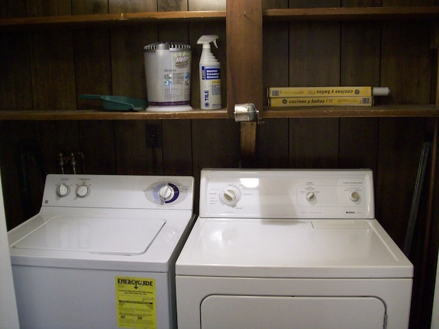 2112 Yorkshire Ct, Bushkill, PA 18324 - laundry area featuring independent washer and dryer