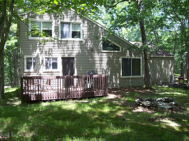 2112 Yorkshire Ct, Bushkill, PA 18324 - rear view of house with a deck and a lawn