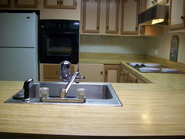 2112 Yorkshire Ct, Bushkill, PA 18324 - kitchen featuring black appliances, light countertops, and exhaust hood