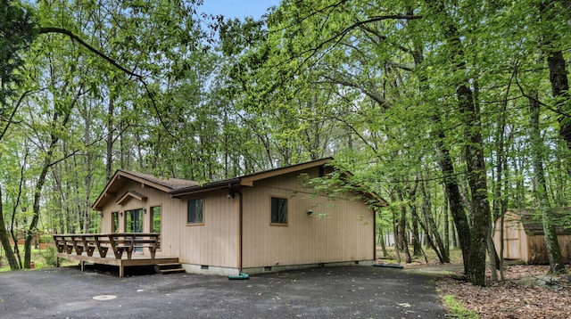 130 Deer Trail Dr, Saylorsburg, PA 18353 - view of side of home with crawl space and a wooden deck