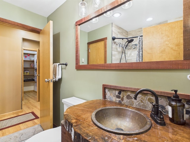 140 Boones Trl, Pocono Pines, PA 18350 - bathroom featuring toilet, wood finished floors, a shower with curtain, and vanity