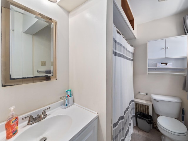 210 N Schanck Ave, Pen Argyl, PA 18072 - full bathroom featuring toilet, vanity, and a shower with curtain