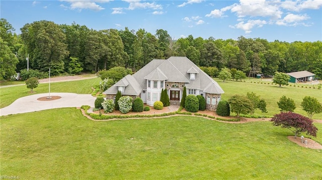 view of front of home featuring a front yard