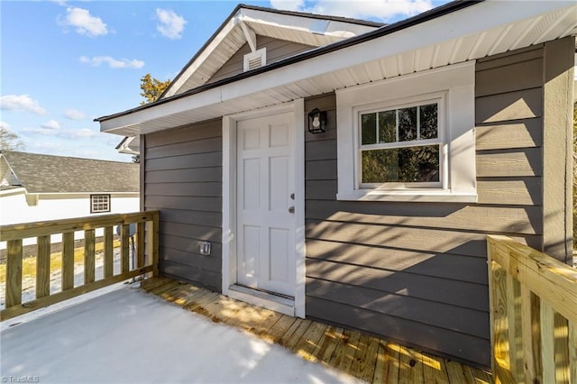 property entrance featuring a wooden deck