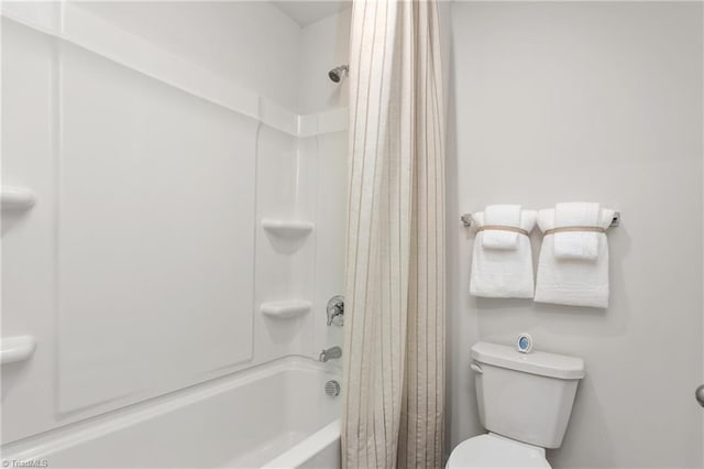 full bath with shower / tub combo with curtain and toilet