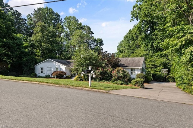 948 Kenleigh Cir, Winston-Salem, NC 27106 - obstructed view of property featuring a front lawn