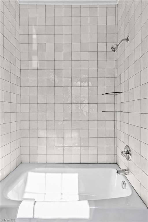 full bath with bathtub / shower combination