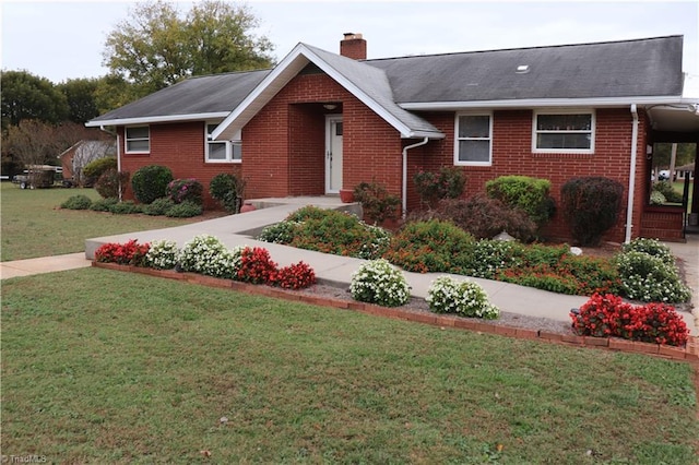 view of front of property featuring a front lawn