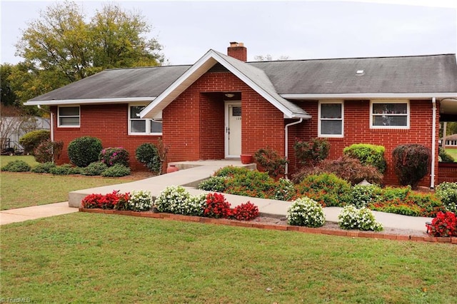 view of front of house featuring a front lawn