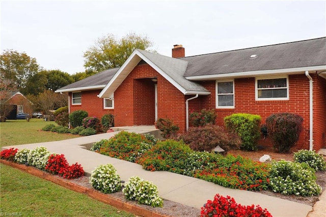 view of front of property featuring a front yard